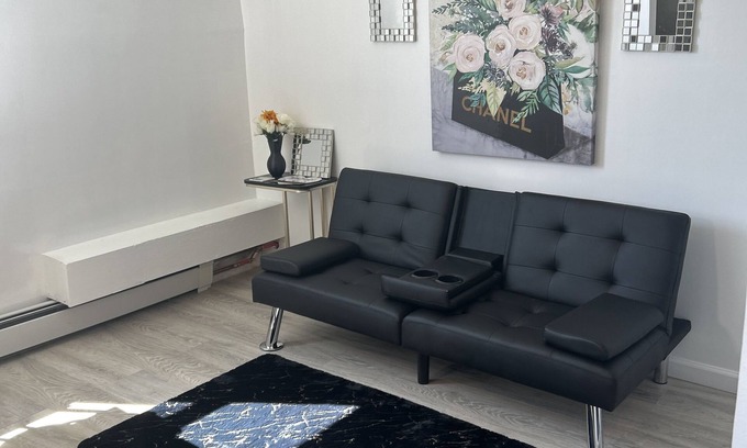 Ansonia Apartamento | Studio Apt with kitchen,Living room, bathroom & bedroom, near Griffith hospital