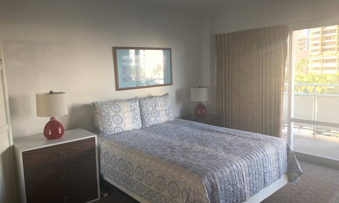 Honolulu Condominio | Studio at the Famous Ilikai- just steps to the beach
