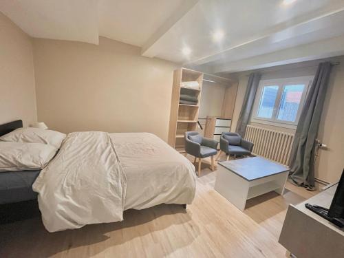 Funay - Bruyeres Casa | Studio avec cuisine, salle de bain et garage privé proximité 24h