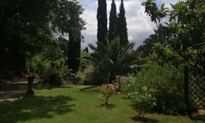 Palau-del-Vidre Apartamento | Studio Avec Terrasse Couverte et Jardin au Calme