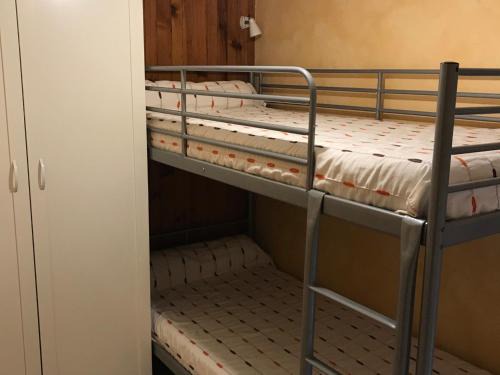 Besse-et-Saint-Anastaise Apartamento | Studio cabine sur les pistes, accès instantané ski/VTT - FR-1-814-109