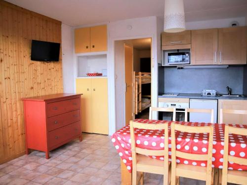 Auris Apartamento | Studio cabine rénové, grand balcon, 6 couchages, 300m des pistes d'Auris en Oisans - FR-1-297-34
