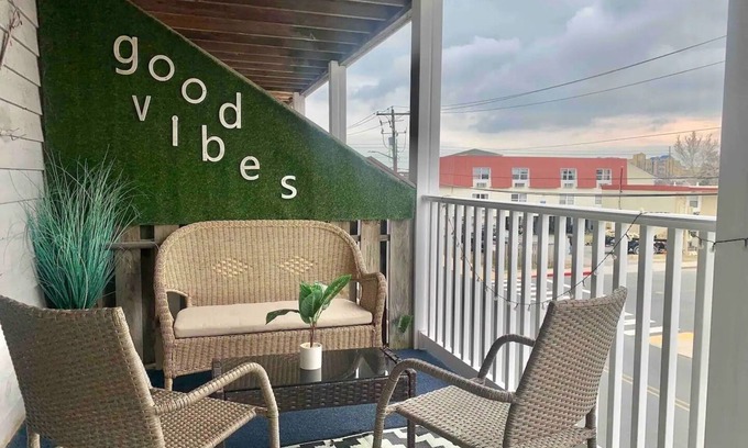 Ocean City Apartamento | Studio Charm w/ Deck, Fireplace & Fooseball!: Walk to Beach, Boardwalk & Dining!
