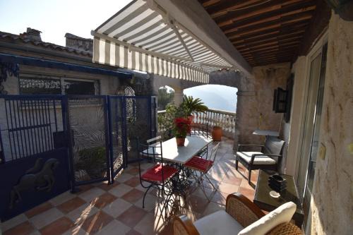 La Trinite Apartamento | Studio climatisé et sa terrasse privée en villa