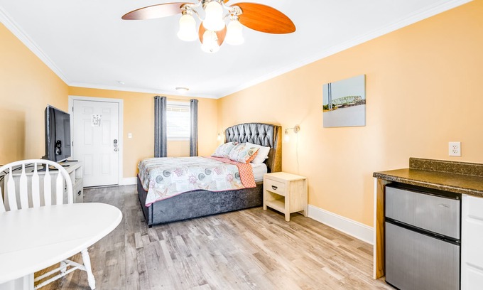 Surf City Apartamento | Studio condo with ocean views, pool, deck, & central AC