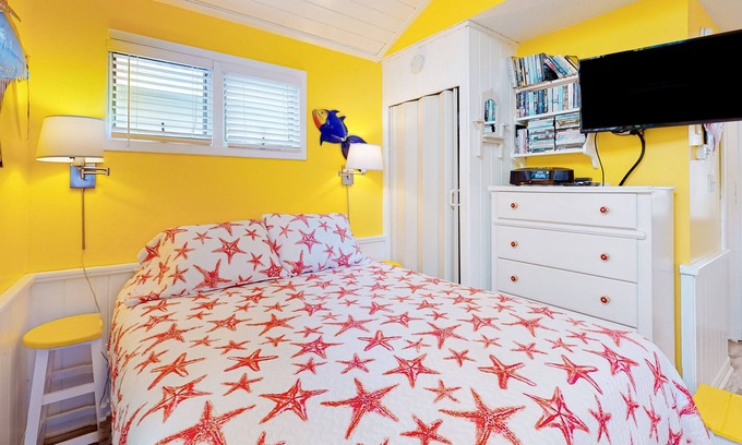 Hatteras Cabaña | Studio cottage with on-site beach access, 2 decks, & central AC