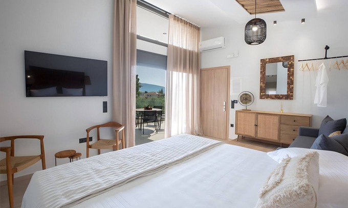 Lefkada Town Apartamento | Estudio 'Elfam City Suite B' con terraza compartida, Wi-Fi y aire acondicionado