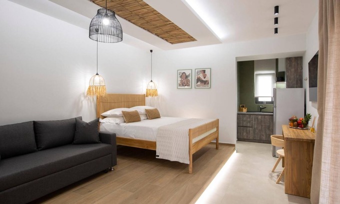 Lefkada Town Apartamento | Estudio 'Elfam City Suite A' con terraza compartida, Wi-Fi y aire acondicionado