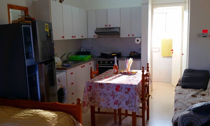 Ayia Marina Chrysochous Apartamento | Estudio en primera planta 50m cerca del mar, 28 metros cuadrados, cocina totalmente equipada.