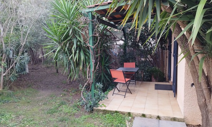 Montesquieu-des-Alberes Apartamento | Studio "Le Yuka" between sea and mountains