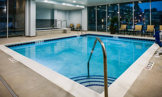 Historic East Village Apartamento | Studio | Free Breakfast, Indoor Pool, Hot Tub
