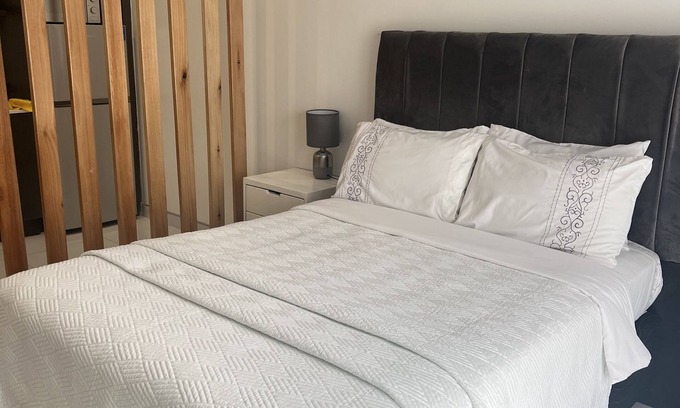 Harare Apartamento | Studio in Borrowdale West at Millennium Heights, close to upmarket amenities.