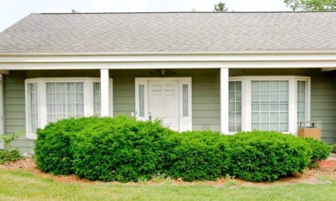 Clinton Apartamento | Studio in Clinton, IA: Your perfect rental awaits