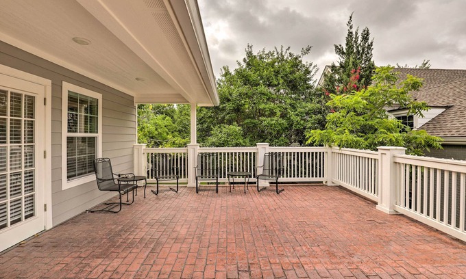 Oakwood Apartamento | Studio in College Station w/ Expansive Deck!