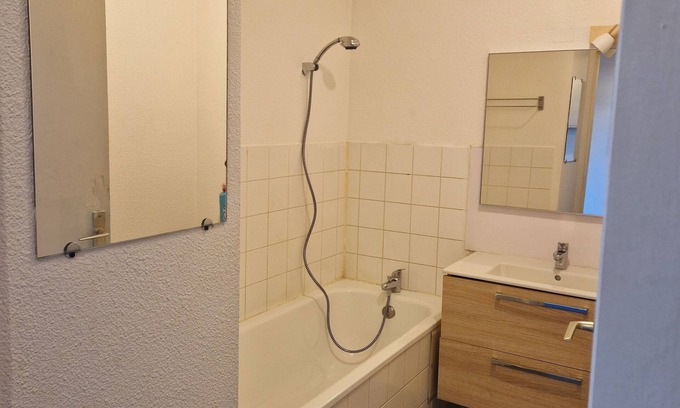 Dole Apartamento | Studio in front of Dole train station 39100