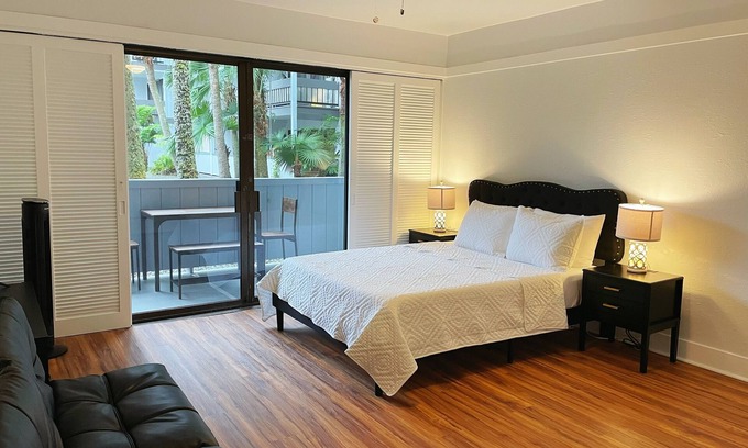 Hilo Condominio | Studio in Hilo Center with Pool and Lake Views