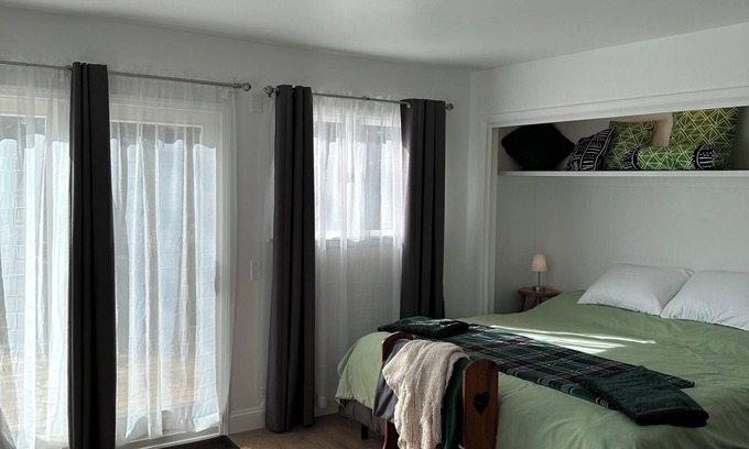 Lake Leelanau Apartamento | Studio in Lake Leelanau with outside entrance, king bed, & WiFi