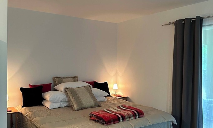 Lake Leelanau Apartamento | Studio in Lake Leelanau with outside entrance, king bed, & WiFi