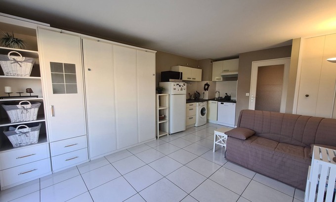 Sainte-Maxime Apartamento | Studio in luxury residence with swimming pool 5 minutes walk from the beach