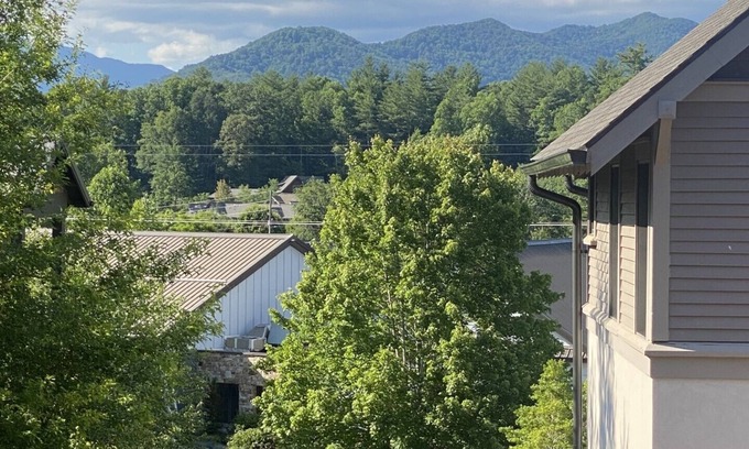 Black Mountain Apartamento | Studio in upscale, intimate Black Mountain neighborhood