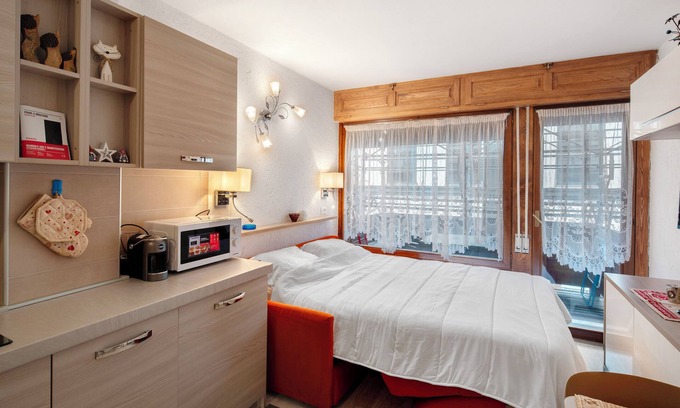 San Martino di Castrozza Apartamento | Apartamento estudio 'Appartamento Villa Neve' con vistas a la montaña, balcón y aire acondicionado.
