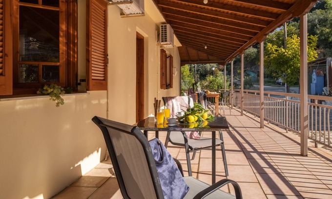 Lefkas Apartamento | Estudio "Krinos 1" con vistas a la montaña, jardín y Wi-Fi