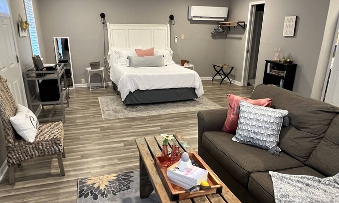 Pendleton Casa | Studio M easily walk to downtown Pendleton minutes from Noblesville and Fishers