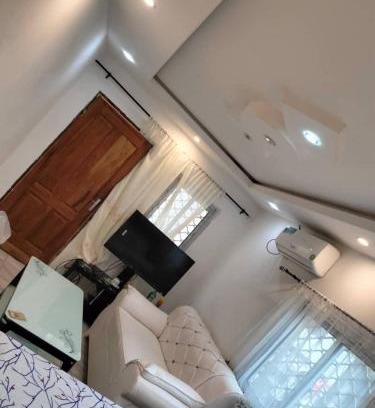 Bertoua Apartamento | Studio moderne où tout est Neuf, Cuisine, Couvert,ClimatiséWifi haut débit , Smart TV à bertoua