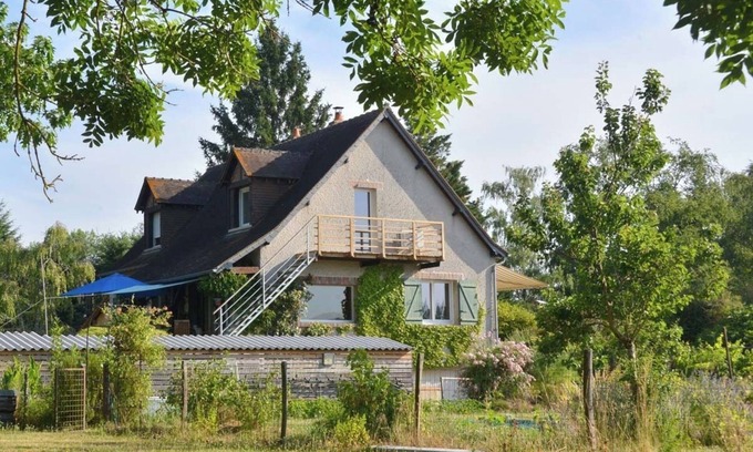 Nouan-sur-Loire Apartamento | Studio on the banks of a Sologne pond, near Chambord and the Loire.
