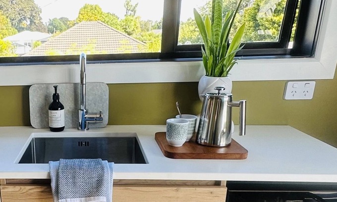 Christchurch Apartamento | Studio on tree lined street