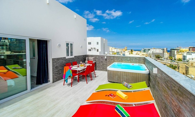 Swieqi Apartamento | Ático en la azotea con jacuzzi disfrutando de vistas a la ciudad