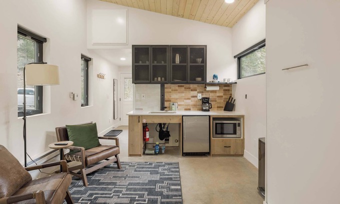 Grant Cabina | Studio Stay, Your Basecamp in Grant, Soak & Sweat