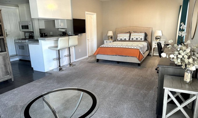 The Strand Apartamento | Studio Steps To The Sand | Spacious | Clean | Cozy