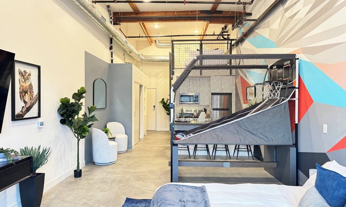 Santa Ana Apartamento | Studio-style loft with Garage door only 6 miles from Disney!