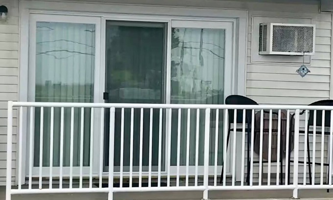 Hampton Apartamento | Studio unit w/ ocean view balcony, pool, WiFi and AC