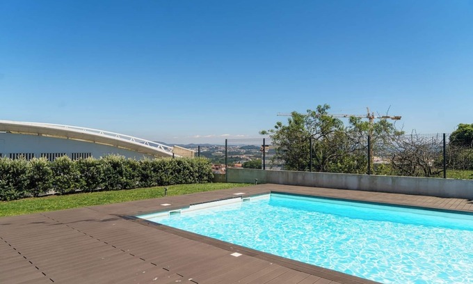Campanha Apartamento | HostWise – Studio w/ Balcony, Pool and Gym | Antas