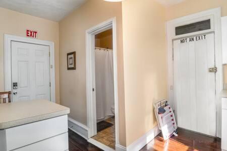 Michigan City Apartamento | Studio w King Bed Walking distance to Beach & Shops