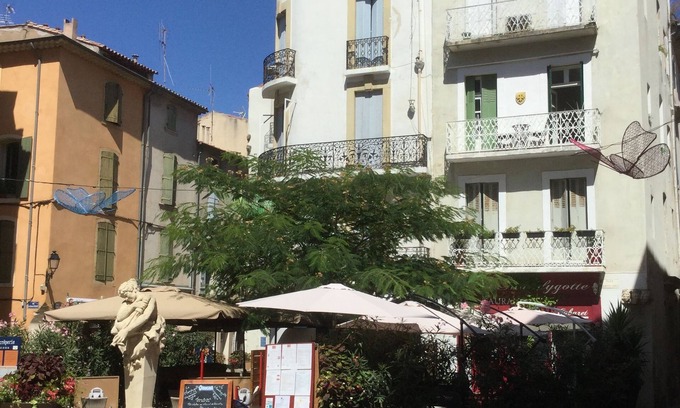 Beziers City Centre Apartamento | Estudio con vistas a la catedral.