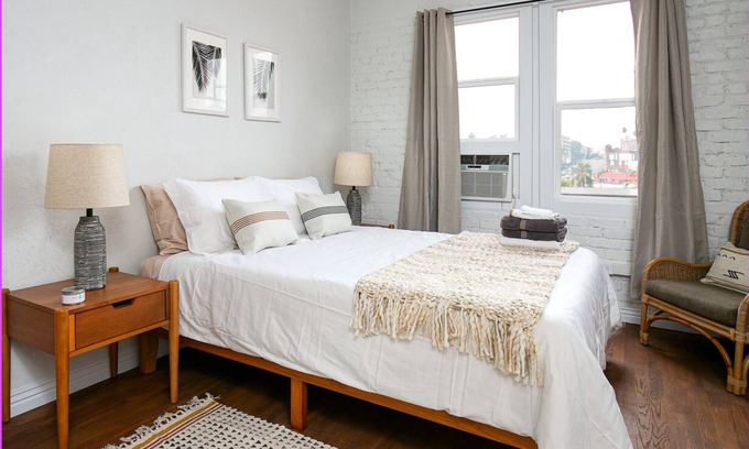 Westlake Apartamento | Studio with Exposed Brick & Modern Comfort in LA