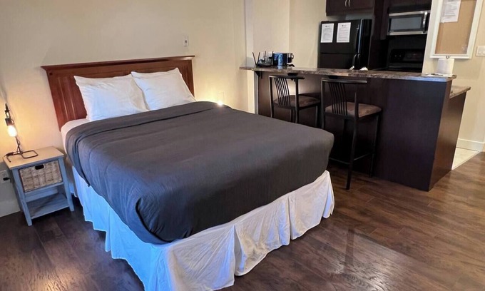 East Kootenay Condominio | Pool, Hot Tub, Steam Room. Studio with Kitchen