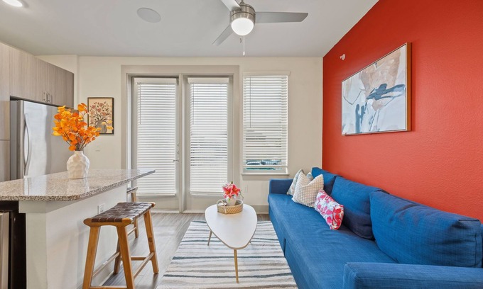 Fort Worth Apartamento | Studio with Patio, Pool, Gym, Parking, Queen Bed & More