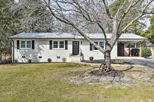 Southern Pines Apartamento | Studio with Patio - Walk to Hikes, Sights and Bites