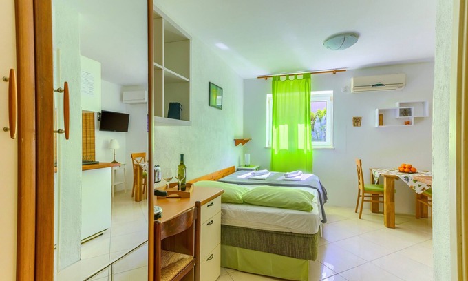 Bacvice Apartamento | Studio with shared garden, 3 min walk to the beach
