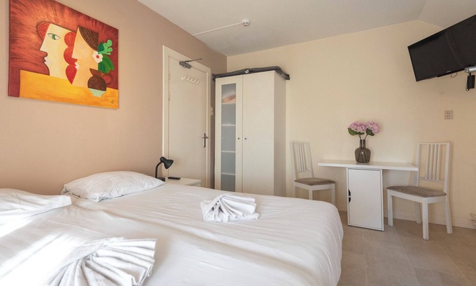 Zandvoort Casa | Studio Zandvoort 2 with balcony and shared bathroom
