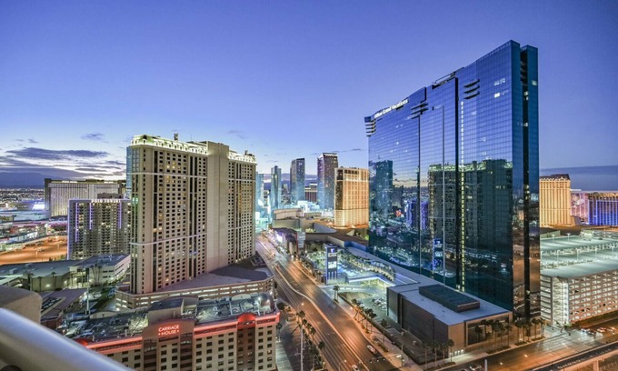 Las Vegas Hotel | STUDIO25 @ MGM Signature F1 Race VIEW BALCONY HIGH FLOOR