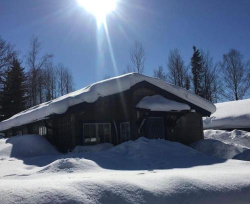 Jadraas Casa | StugaNäraKungsberget - mysig stuga med kamin, grillkåta och vedbastu