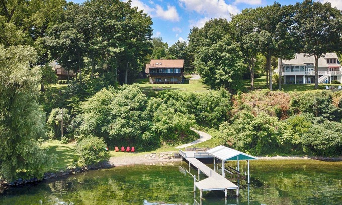 Valois Casa | Stugan Seneca Lake House: Lake Front Retreat + Minutes from Wineries!