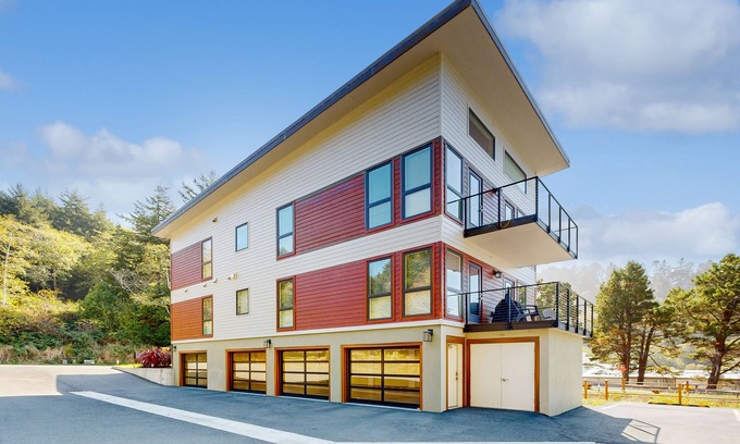 Gold Beach Apartamento | Stunner apt with fireplace, grill, partial ocean views & partial AC