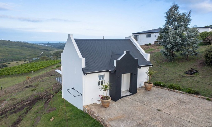 Plettenberg Bay Cabaña | Stunning 1-Bedroom Vineyard Cottage