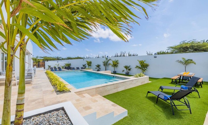 Noord Villa | Stunning 10-bedroom Private Villa